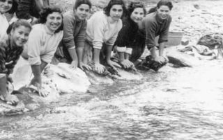Donne al canale col bucato e con la lisciara