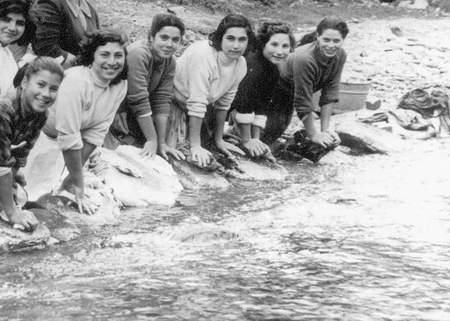 Donne al canale col bucato e con la lisciara